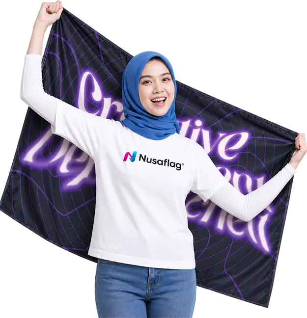 Cetak Bendera Custom Berkualitas dari Nusaflag Wanita memegang bendera custom sebagai ilustrasi layanan cetak bendera berkualitas dari Nusaflag.