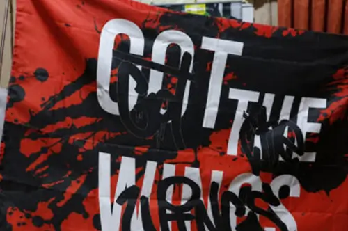 Bendera custom berwarna merah dan hitam dengan tulisan "GOT THE VIRUS" dibentangkan oleh pelanggan, menampilkan hasil cetak warna yang tajam dan kontras.